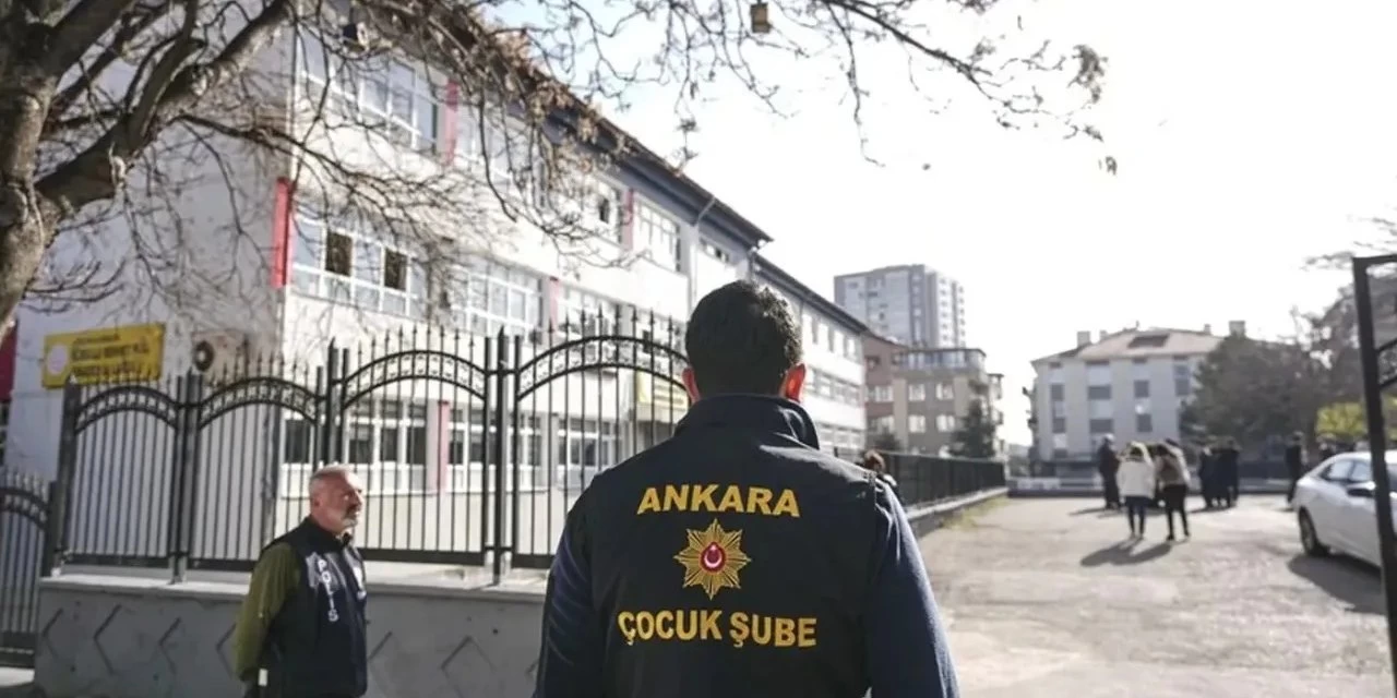 İçişleri Bakanlığı'ndan okullar için tarihi adım! 81 il valiliğine gönderilen yeni genelgeyle okul girişlerine X-Ray cihazları kuruluyor, koridorlara acil durum butonları yerleştiriliyor. Eğitimde güvenlik çıtası en üst seviyeye taşınıyor.
