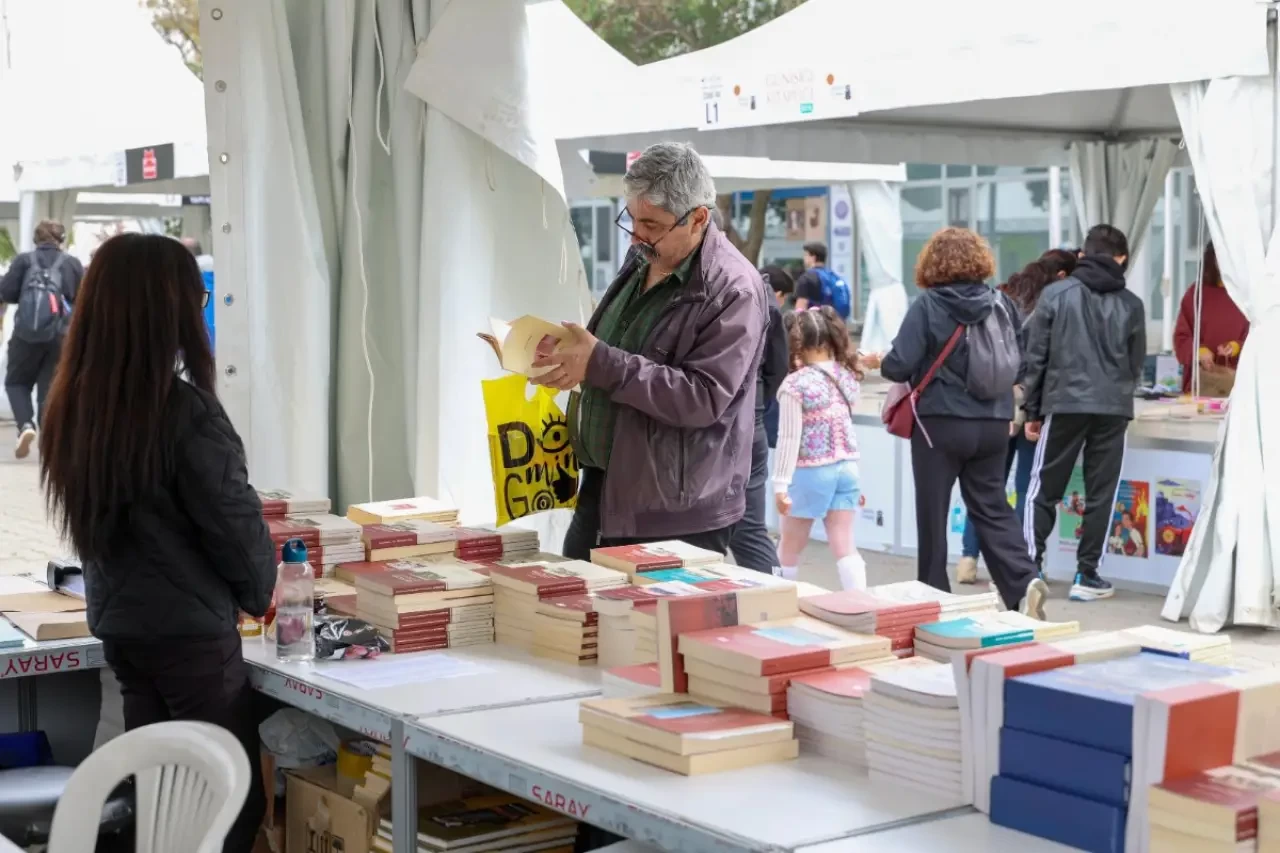 İzmir Kitap Fuarı, sadece yeni çıkan eserleri değil, şehrin köklü geçmişini ve kültürel mirasını da kitapseverlerle buluşturuyor. "Kent Hafızası" raflarda canlanıyor.
