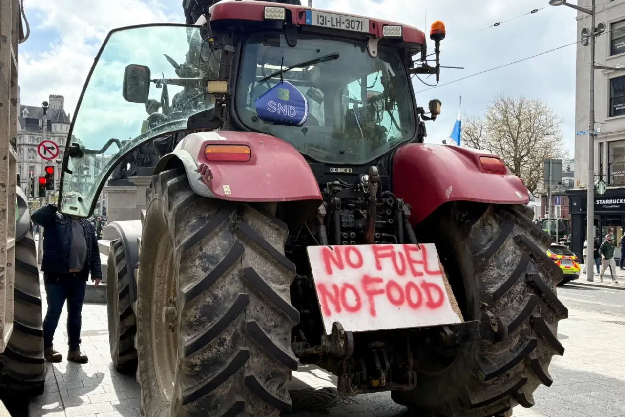 Barikatlara polis operasyonu: İrlanda’da çiftçiler yakıt fiyatlarının dondurulmasını istiyor