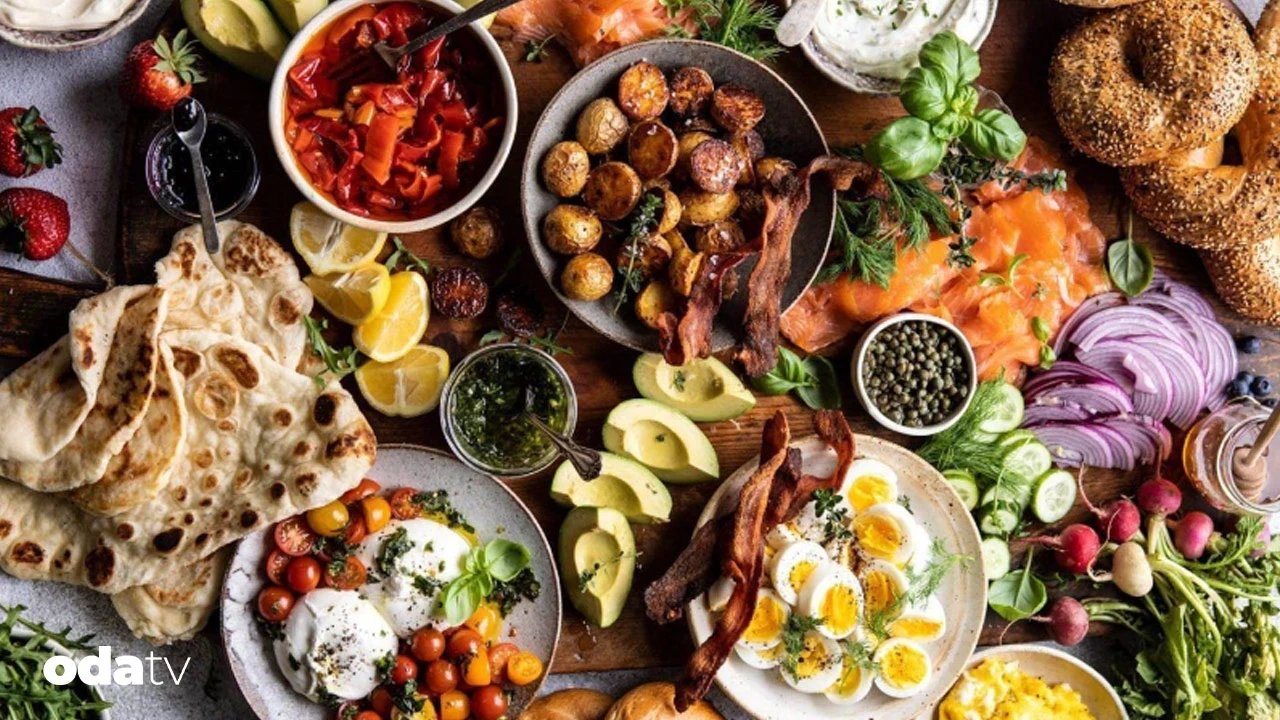 Lezzetin Sosyal Hali: Kahvaltı ve Öğle Yemeği Arasındaki Gastronomik Köprü