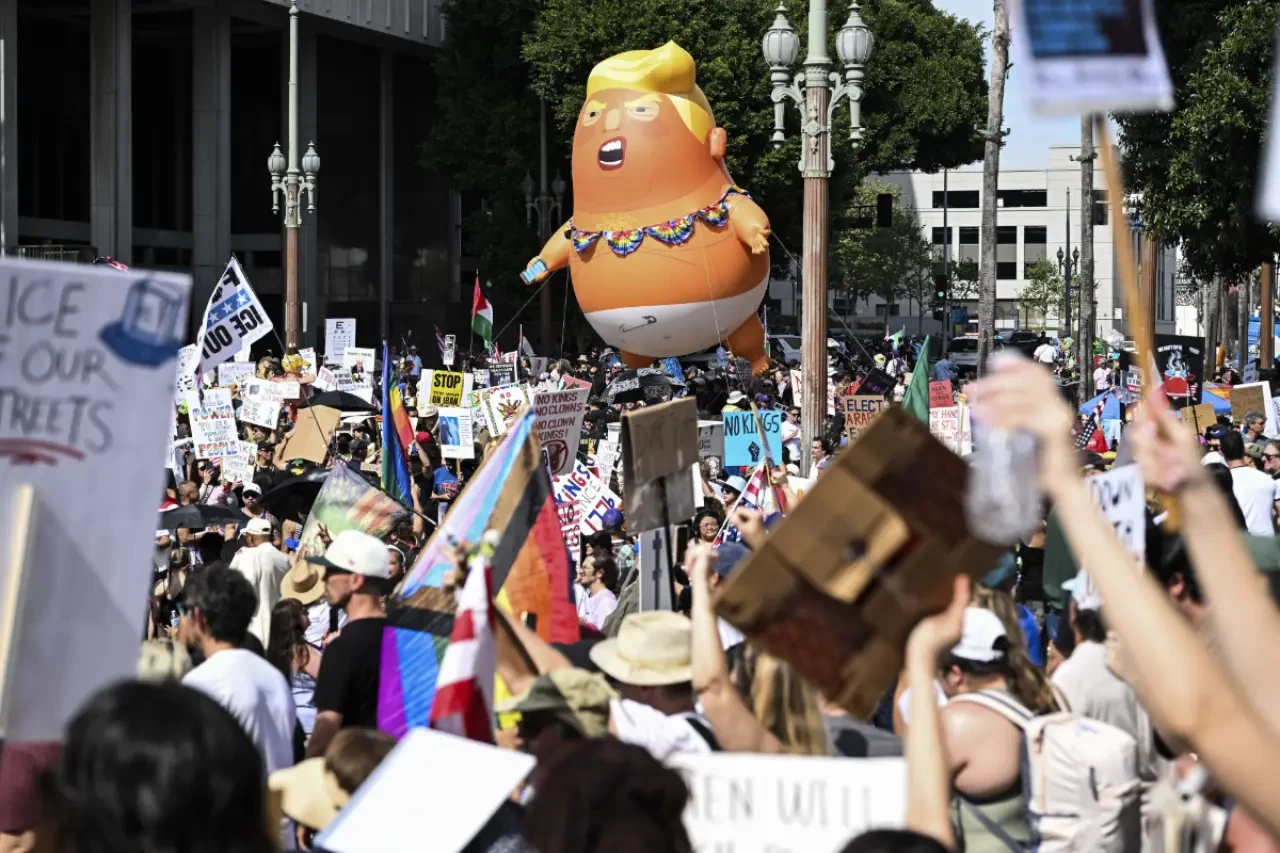 Sanders’tan kitlesel protestolara destek