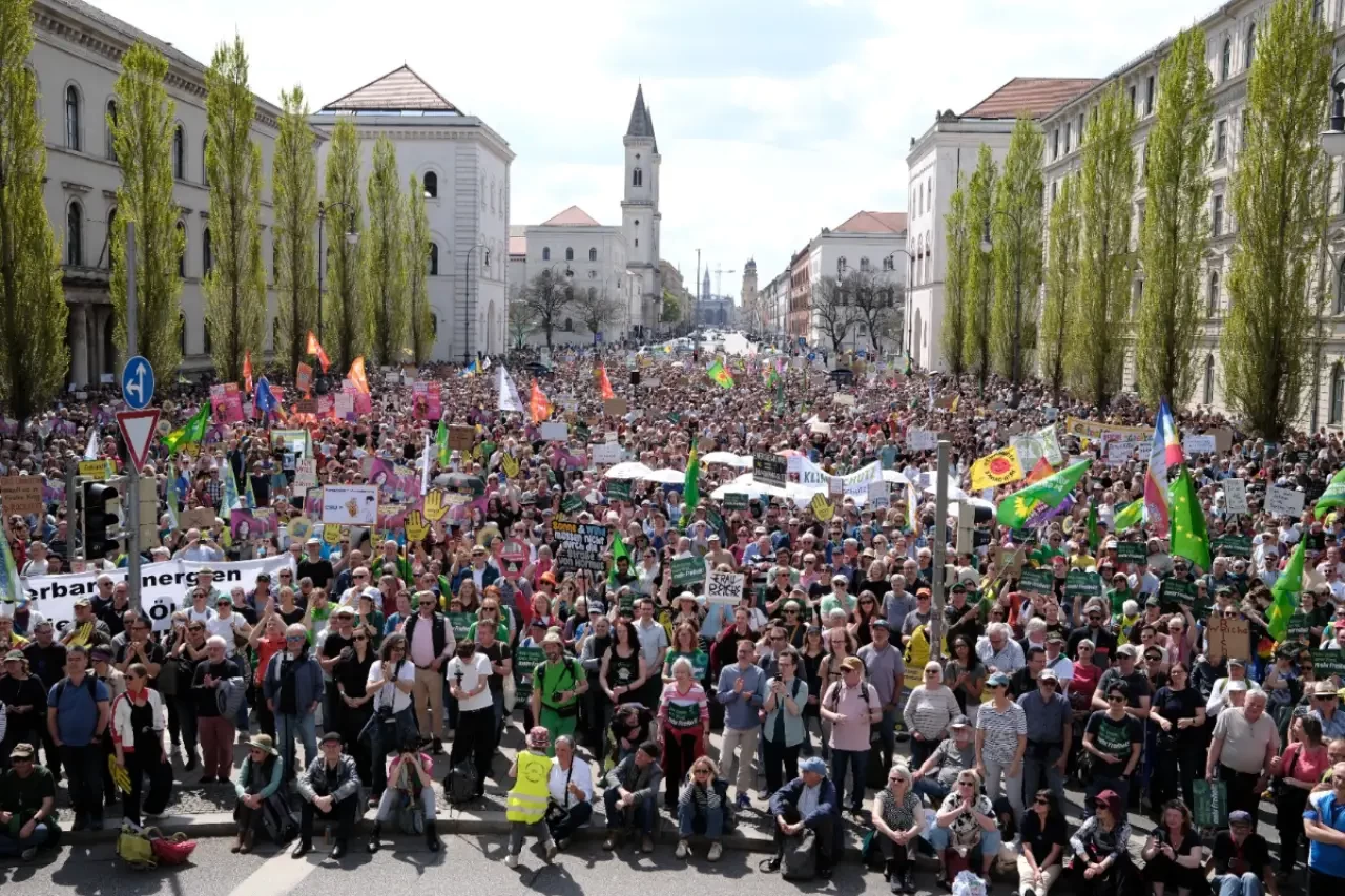 Almanya’da iklim politikaları için kitlesel yürüyüş