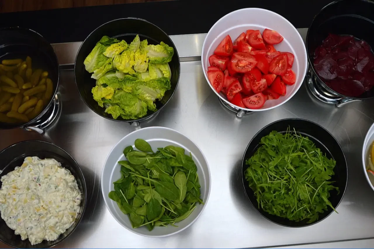 Sağlıklı beslenmenin gizli şifresi çözülüyor! Sebzeleri çiğ tüketmek her zaman en iyisi mi? Bilim dünyası, hangi gıdanın hangi yöntemle gerçek bir şifaya dönüştüğünü açıklıyor.