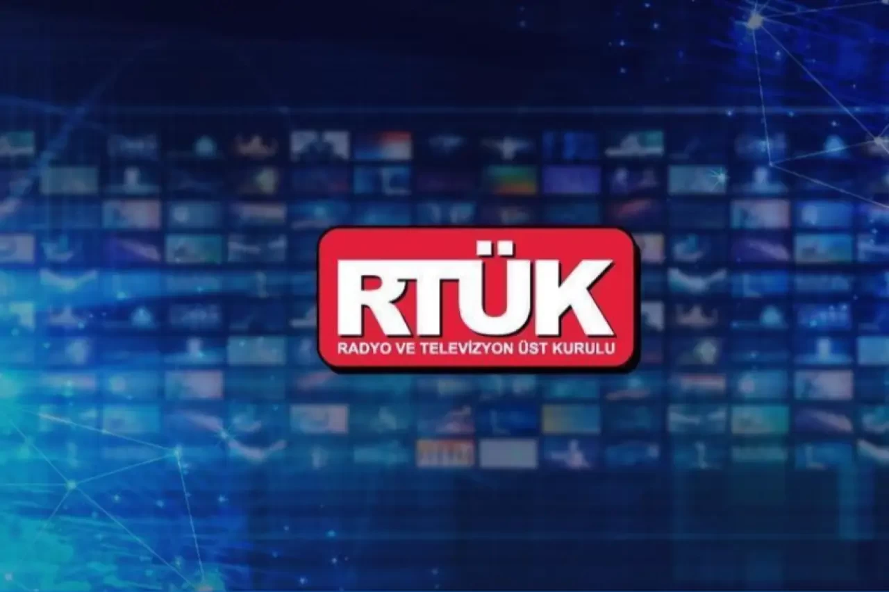 Ekranlarda yeni bir sansür ve denetim dalgası mı başlıyor? RTÜK, popüler dizilerdeki toplumsal algıyı yönetmek için "değer yerleştirmesi" projesini gündeme getirdi. Uzmanlar uyarıyor: Sanatsal özgürlük yerini 'sipariş senaryolara' bırakabilir.