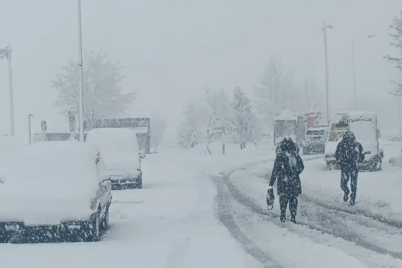 Bahar Gelemedi, Kar Durmadı! Bitlis’te Şiddetli Kar Yağışı ve Tipi Ulaşımı Vurdu: 82 Yerleşim Yeriyle İrtibat Kesildi, Karayolları Teyakkuzda
