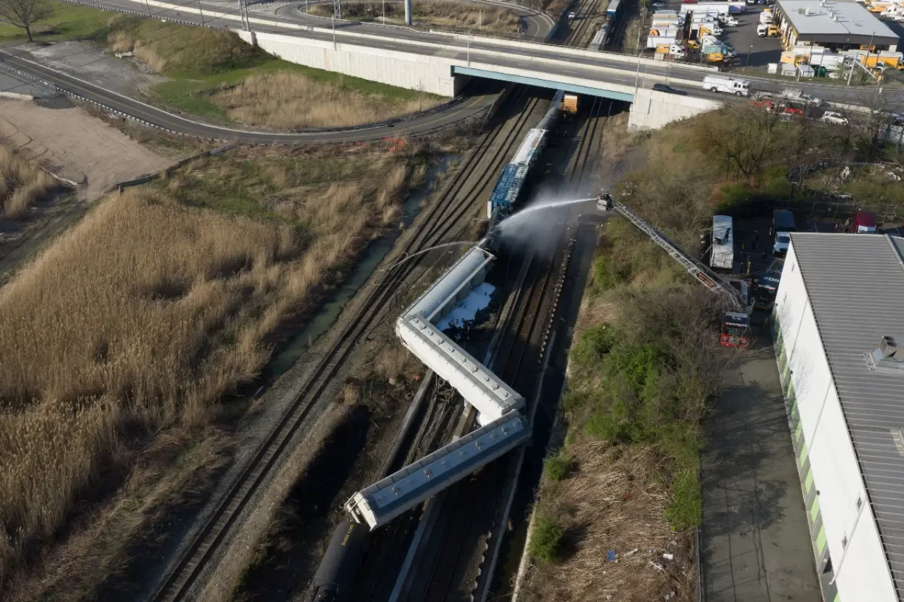 ABD’de Yük Treni Raydan Çıktı