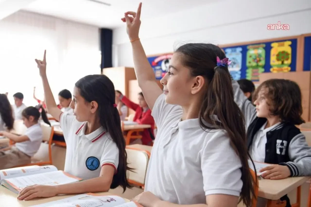 Eğitimde alarm zilleri çalıyor! Eğitim-Bir-Sen'in yayımladığı son rapor, Türkiye’de hem öğrenci sayısının hem de okullaşma oranlarının gerilediğini ortaya koydu. Dezavantajlı gruplar ve kırsal bölgelerde eğitimden kopuş derinleşiyor.