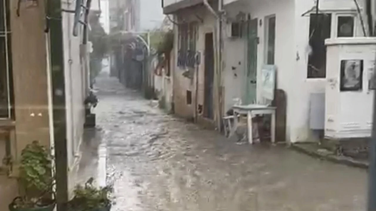 Ayvalık’ı sağanak vurdu