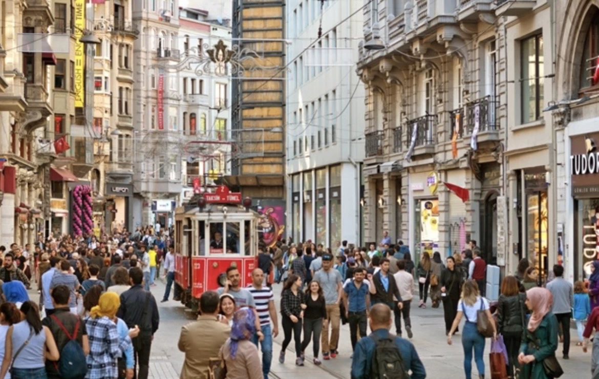 İstiklal Caddesi’nde Tarihi Rekor: Yıllık 107 Milyon Ziyaretçiyle Zirve Perçinlendi