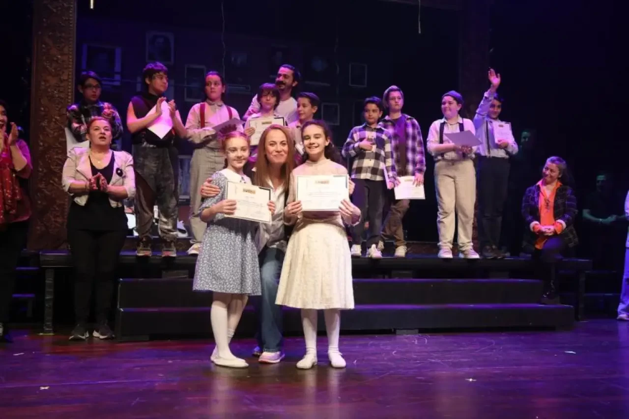 Sahnenin Yeni Yıldızları Parlıyor! İBB Şehir Tiyatroları Çocuk Eğitim Birimi’nde Büyük Gurur: Genç Sanatçılar Hem Yazdı Hem Oynadı, Mezuniyet Coşkusu Sahnede Yaşandı!