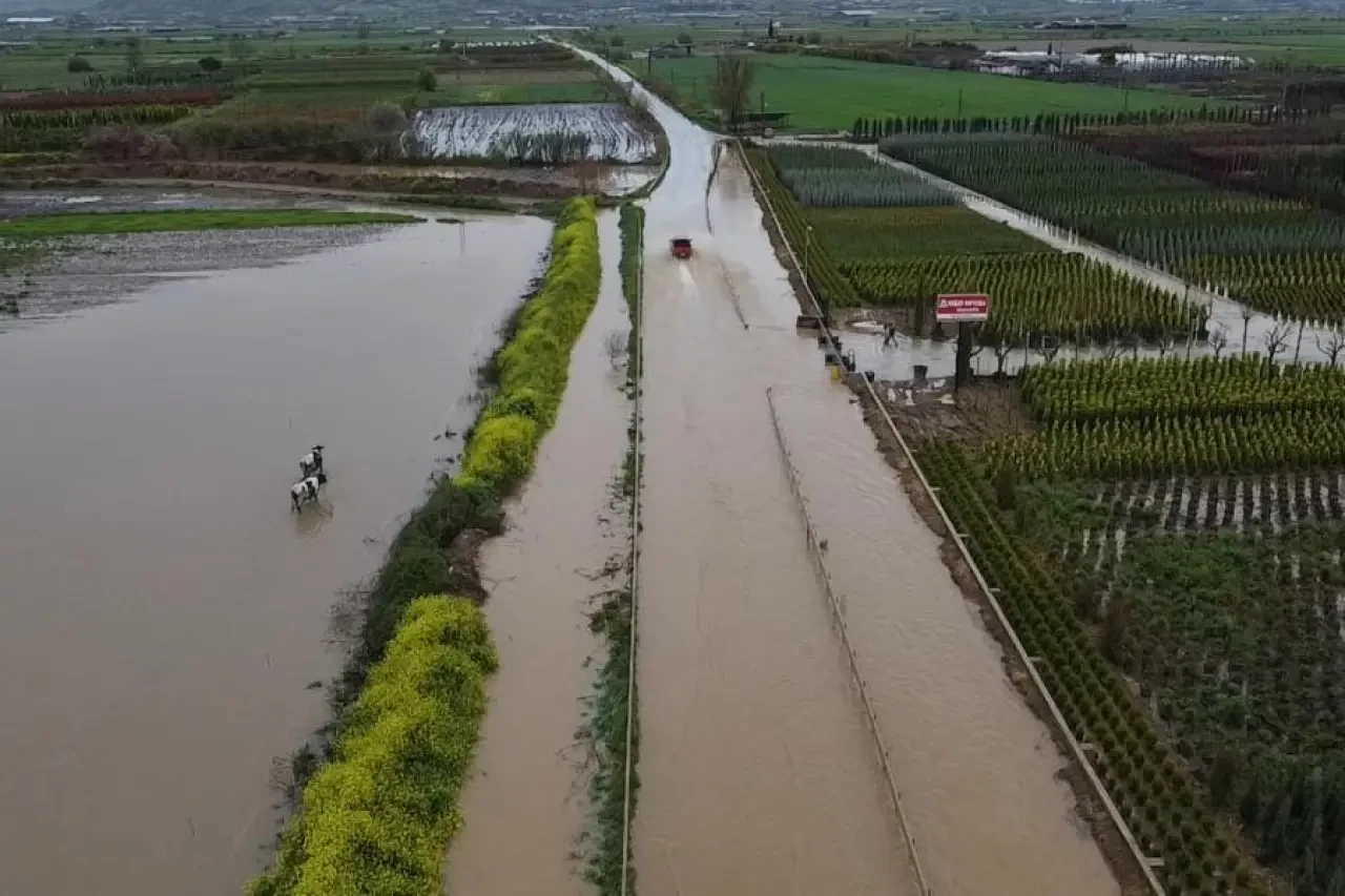 İzmir’in Bereketli Toprakları Su Altında! Ödemiş’te Şiddetli Yağış Hayatı Felç Etti: Kara Yolları Kapandı, Üretici Çaresiz Kaldı