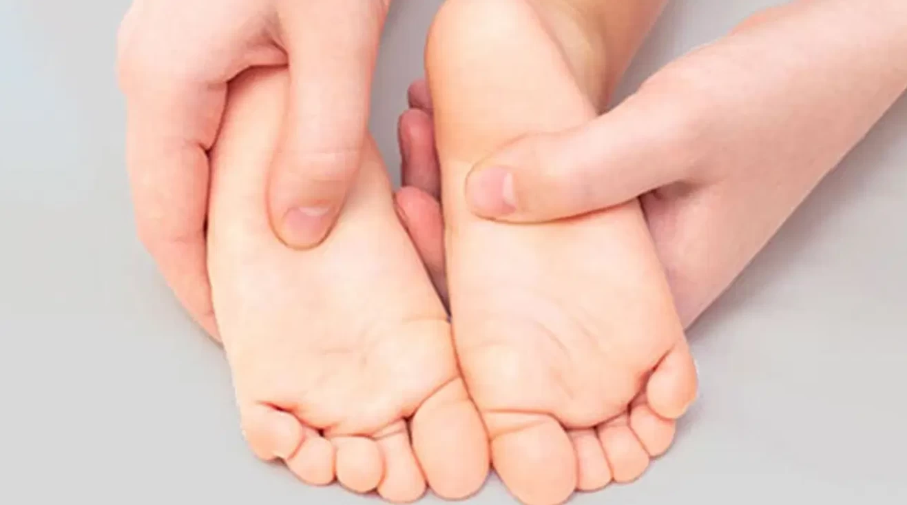 Düz Tabanlıkta Erken Müdahale Hayati: Belirtiler Sadece Ağrıyla Sınırlı Değil