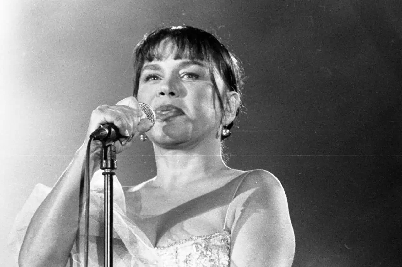 Türk müziğinin efsane ismi Sezen Aksu’nun, A Milli Futbol Takımı için yeni bir marş hazırladığı konuşuluyor. "Minik Serçe"nin notaları, sahadaki milli heyecanla buluşmaya hazırlanıyor.