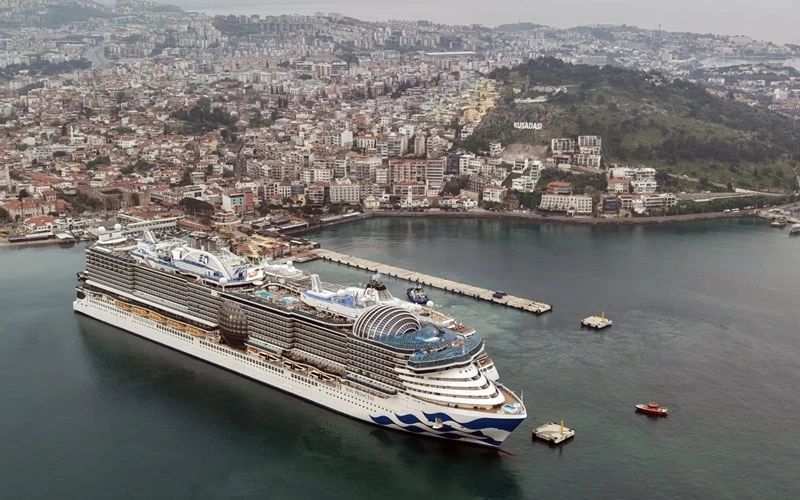 Kuşadası Limanı’nda Dev Hareketlilik: 2 Gemiyle 5 Bin 297 Turist Geldi!