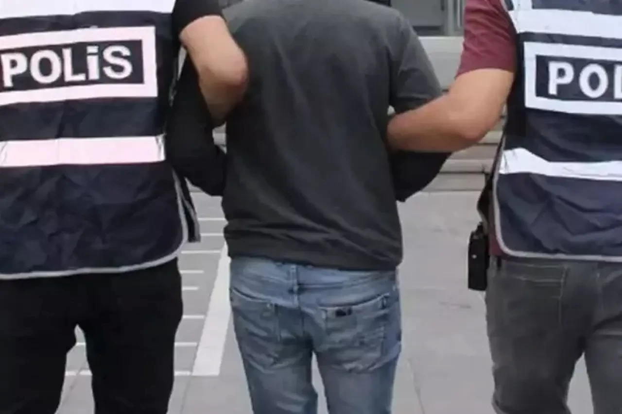 Adalet Bakanlığı, 300 bini aşkın yükümlüyü yakından ilgilendiren Biyometrik İmza Yöntemi ile Takip Sistemi (BİOSİS) için düğmeye bastı. Artık imza atmak için karakola gitmeye gerek kalmayacak; takip akıllı telefonlar üzerinden yapılacak.