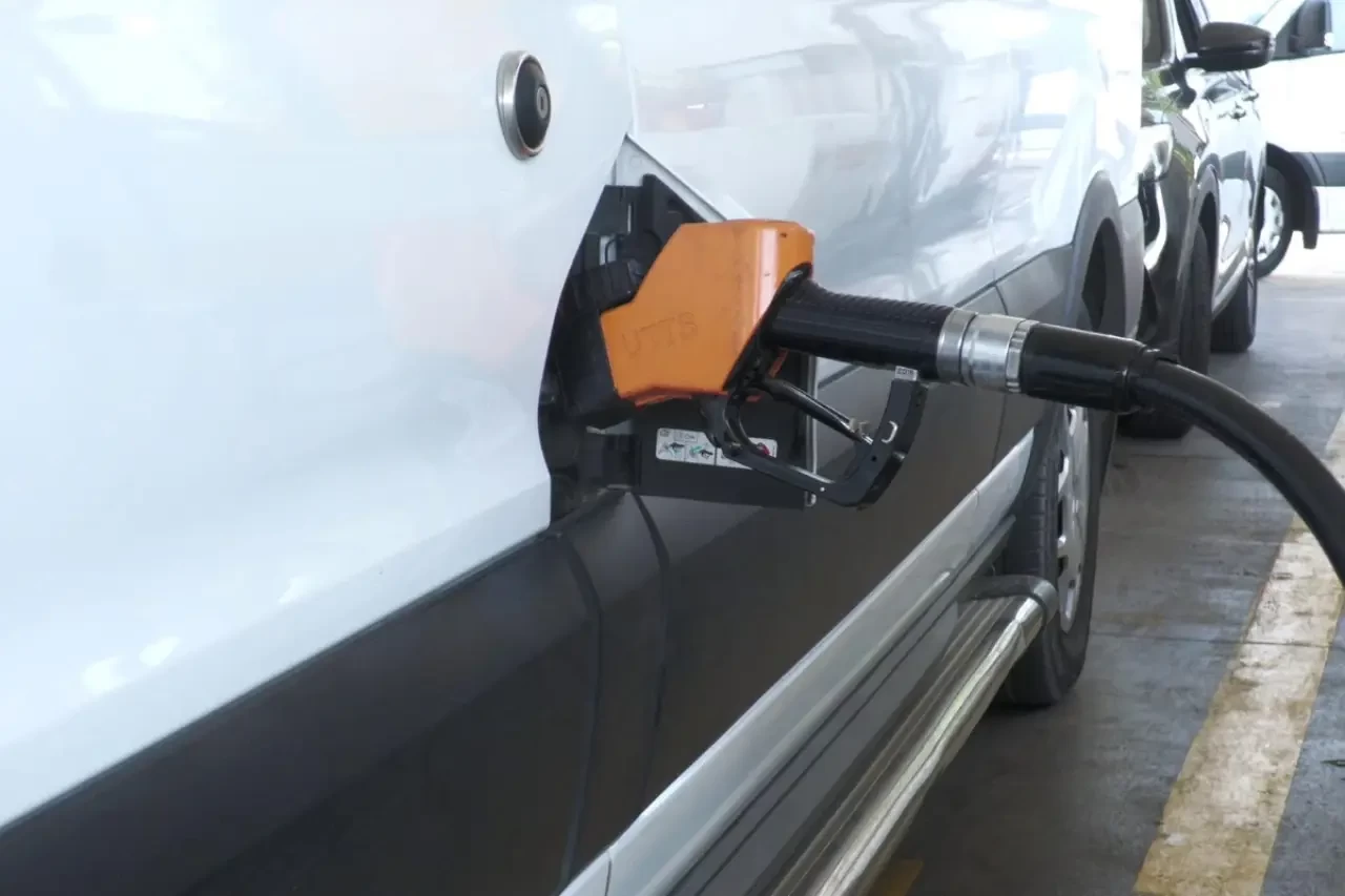 Sürücülerin Gözü Pompa Fiyatlarında! Brent Petrol Geriledi, Motorine Dev İndirim Sinyali Geldi: Akaryakıtta "Ateşkes Molası" Fiyatlara Nasıl Yansıyacak?