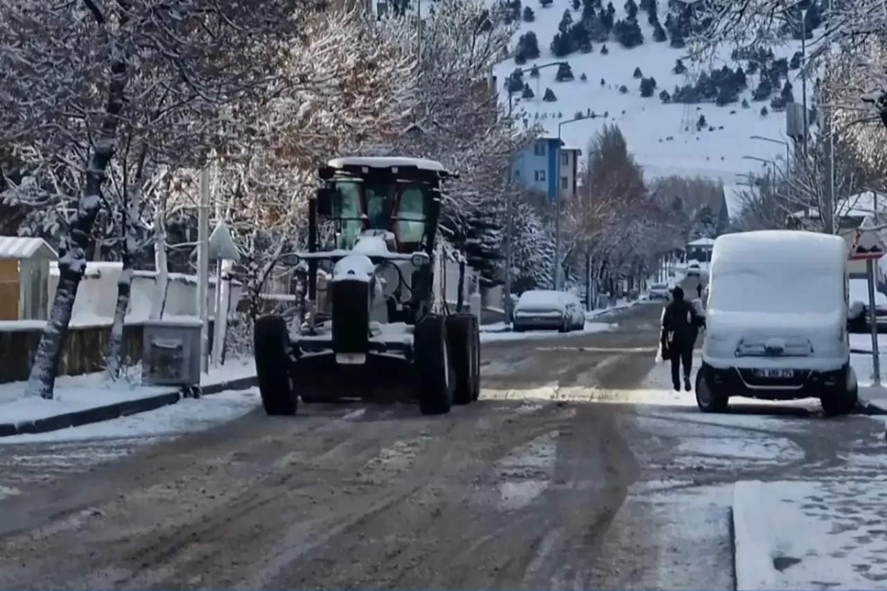 Erzurum ve Kars’ta Nisan Sürprizi! Kar Yağışı ve Tipi Hayatı Durdurdu: 73 Mahalle Yolu Kapandı, Ekipler Beyaz Esaretle Mücadele Ediyor