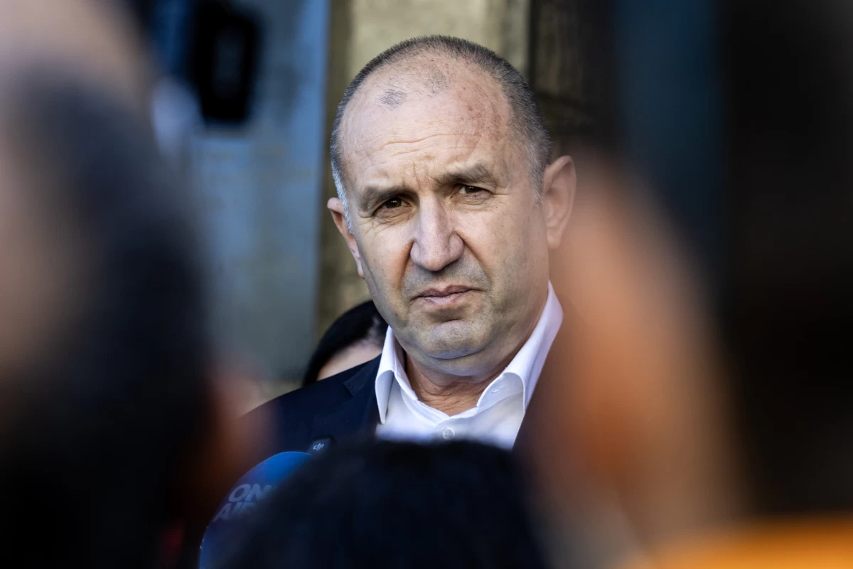 Bulgaristan’da eski cumhurbaşkanı Radev seçimi farkla kazandı
