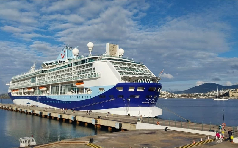 Bodrum’da Dev Misafir: Sezonun İkinci Kruvaziyer Gemisi Limana Yanaştı