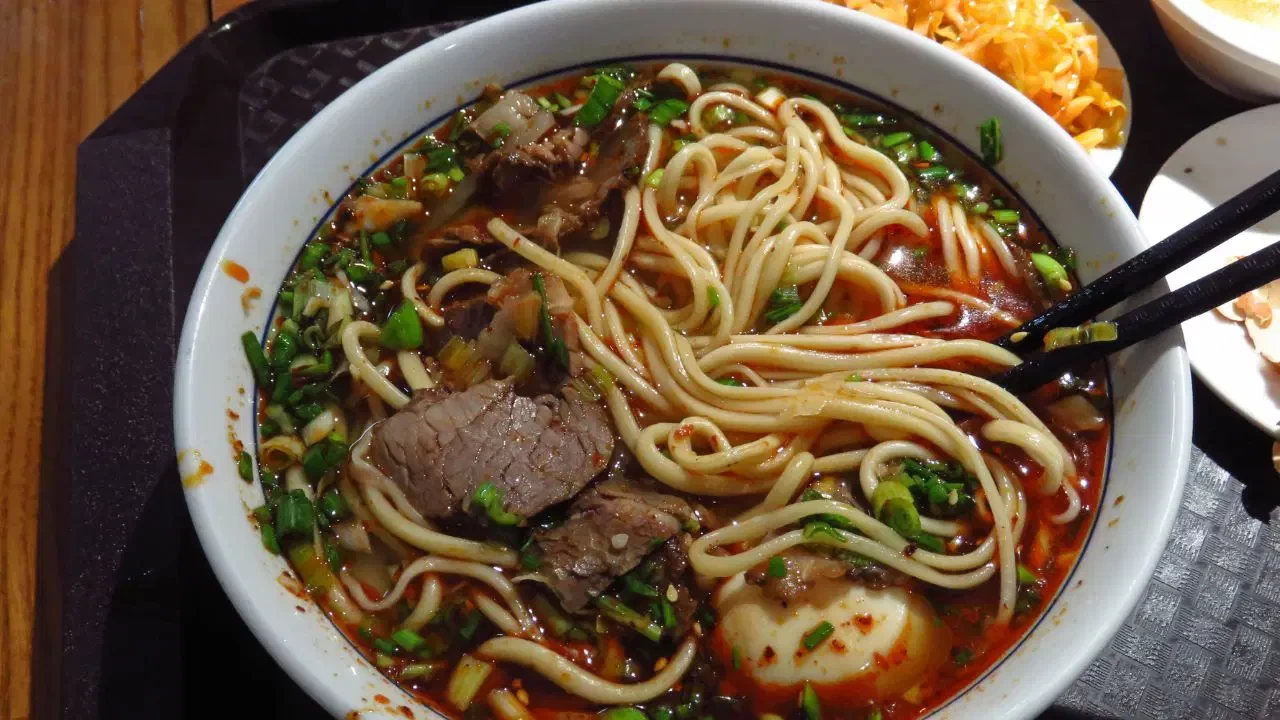 Mutfakta Görsel Şölen: Hamurun Dansıyla Şekillenen Lanzhou Eriştesi