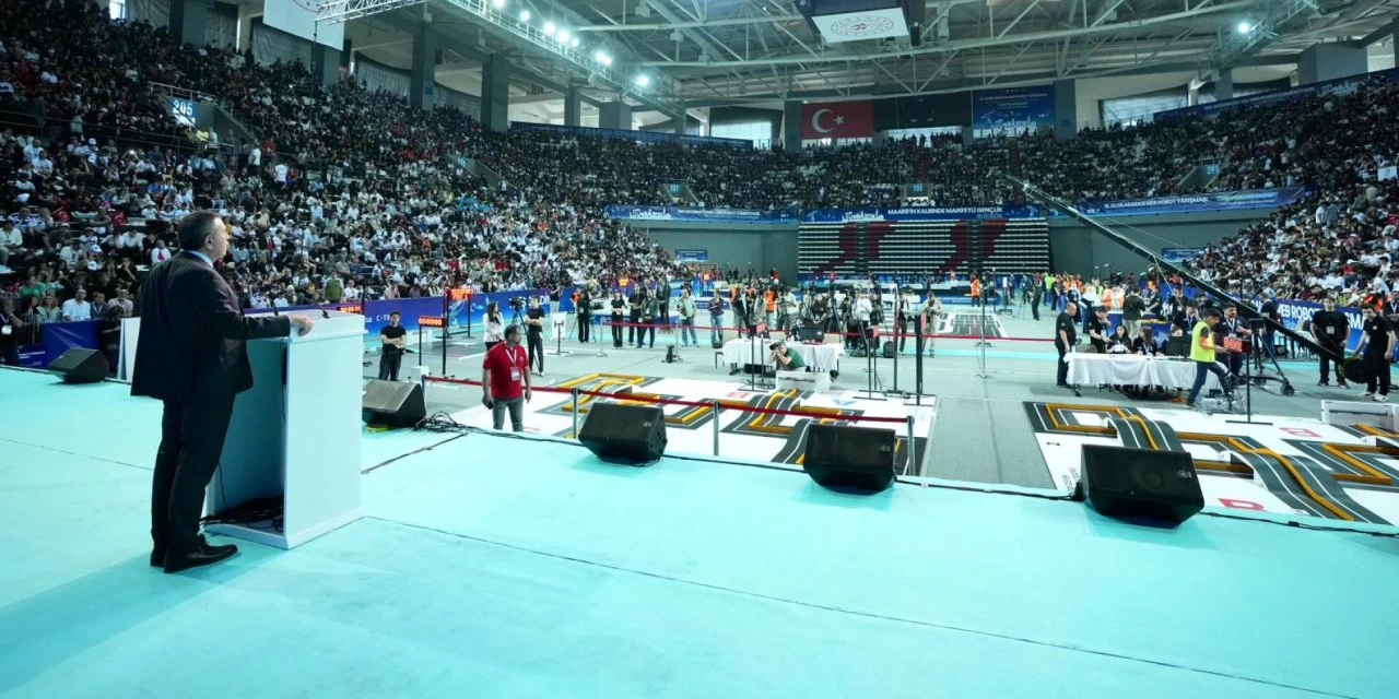 Milli Eğitim Bakanı Yusuf Tekin, Türkiye’nin eğitim atlasındaki son verileri paylaştı. Mesleki ve teknik eğitimin güçlenmesi adına atılan adımların karşılık bulduğunu belirten Tekin, her 100 öğrenciden 43’ünün mesleki eğitime yöneldiğini açıkladı.
