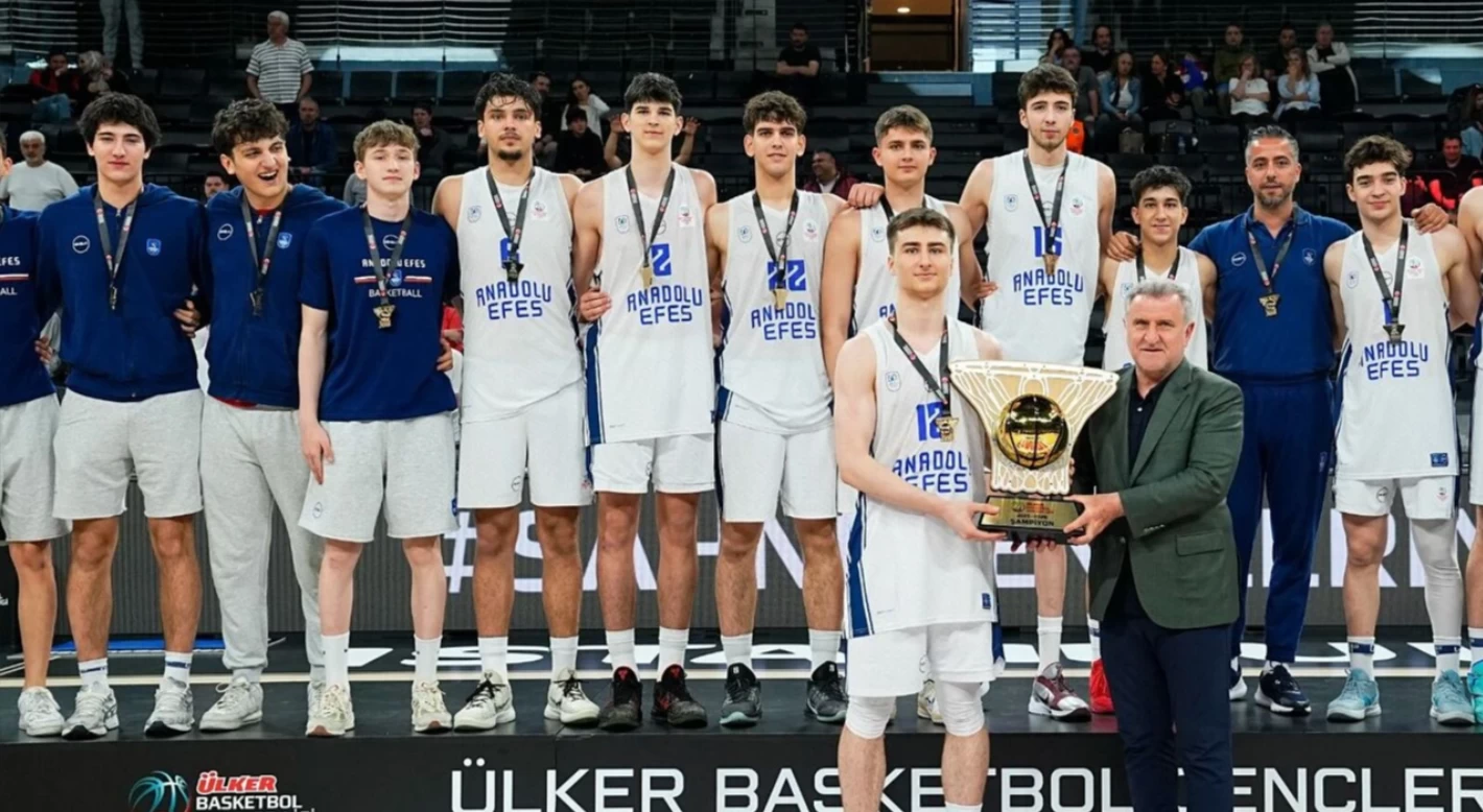 Anadolu Efes genç takımı kupaya uzandı!
