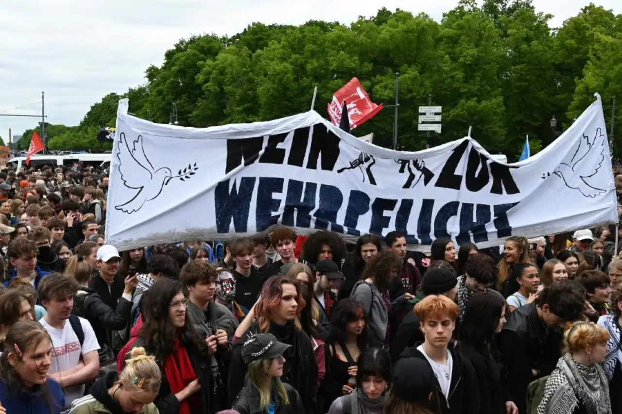 Almanya’da zorunlu askerlik protestosu: On binlerce öğrenci askerliği protesto etti