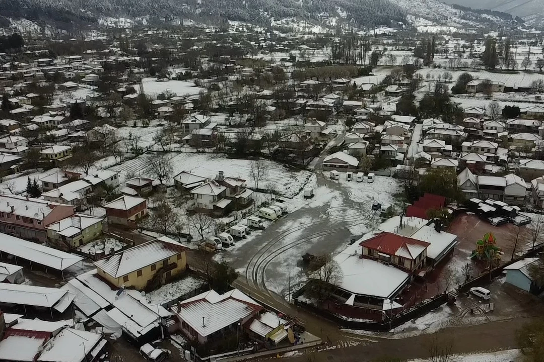 Ege'nin sıcak kenti İzmir’de görülmemiş manzara! Bahar güneşini bekleyen İzmirliler, kentin yüksek kesimlerinden gelen kar haberiyle güne uyandı. Mayıs ayında yağan kar, hem görsel bir şölen hem de iklim krizine dair ciddi bir uyarı niteliğinde.