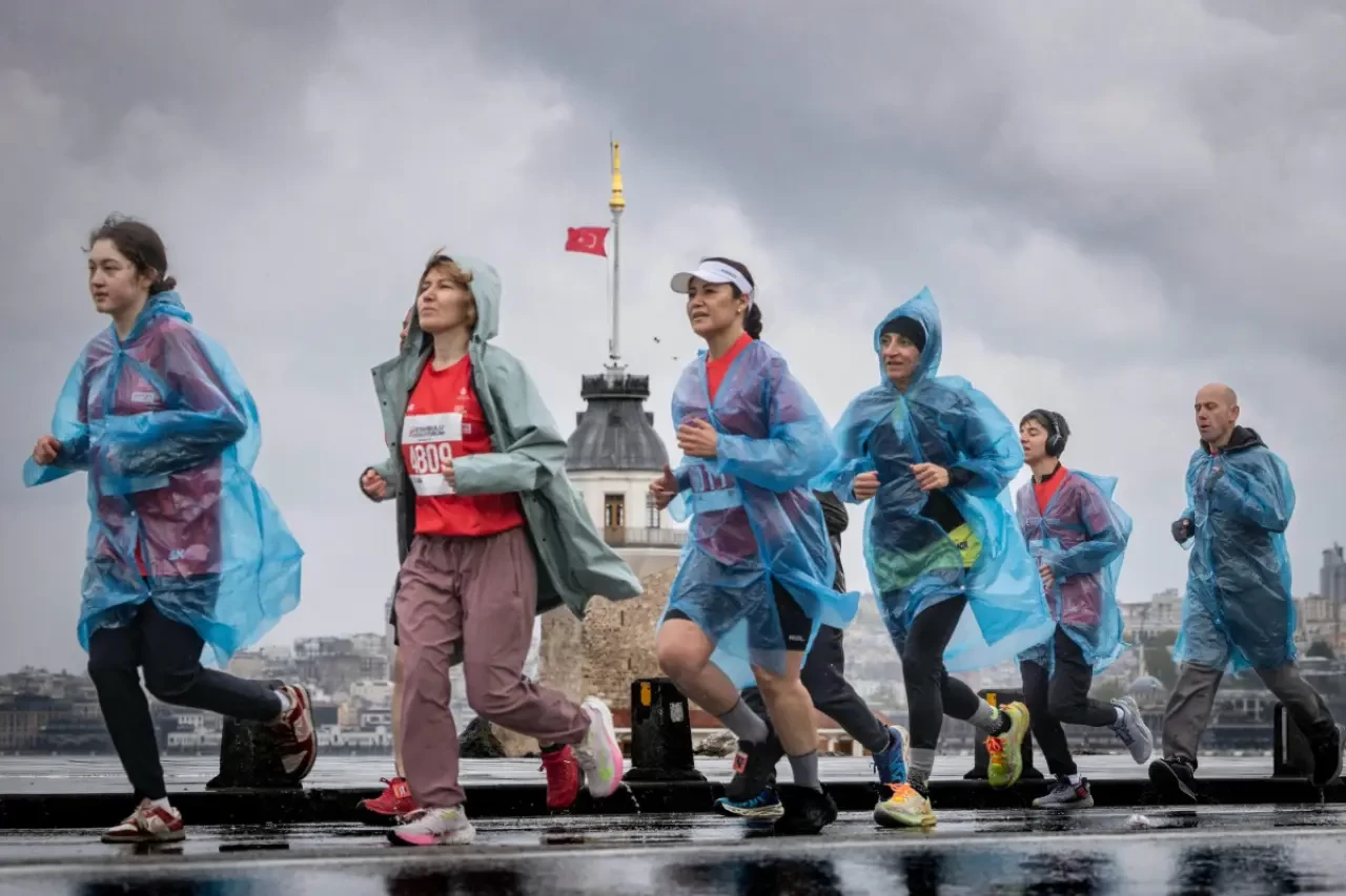 İstanbul’un sembol koşularından "İstanbul'u Koşuyorum" Asya etabı, Üsküdar sahilinde sağanak yağmur altında yapıldı. 4 bin sporcu, olumsuz hava koşullarına rağmen kentin sokaklarını adımlayarak sporun birleştirici gücünü sergiledi.