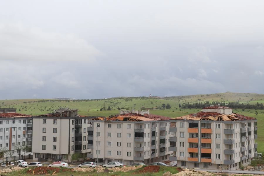 Gaziantep’te şiddetini artıran olumsuz hava koşulları hayatı durma noktasına getirdi. Valilik, fırtına ve sel riski nedeniyle 4 ilçede okulların bir gün süreyle tatil edildiğini duyurdu. İşte eğitime ara verilen o ilçeler...