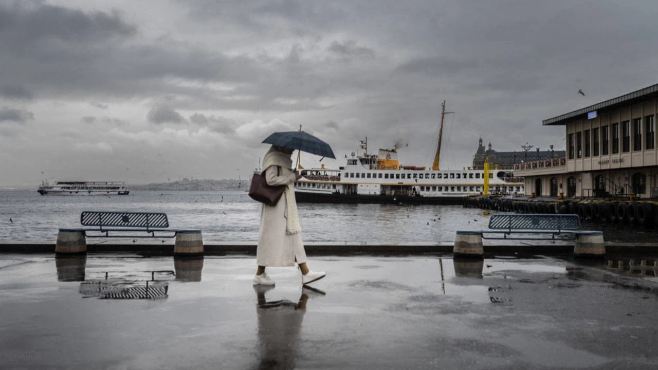 İstanbul’da sıcaklıklar düşüyor, yağış kapıda! AKOM, hafta sonu için İstanbul genelinde beklenen hava durumu tahminlerini paylaşarak İstanbulluları tedbirli olmaya çağırdı. Peki, yağış ne zaman başlayacak? İşte bölge bölge hafta sonu hava raporu...