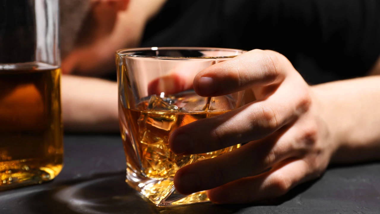 Tıp dünyasından çarpıcı uyarı: Her kadeh bir sigaraya bedel!