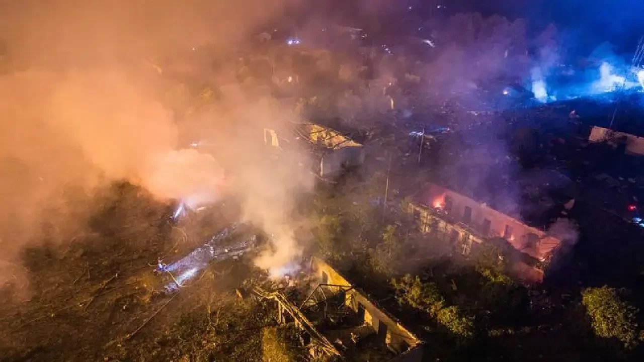 Patlama tesisi harabeye çevirdi: Acil durum ekipleri bölgede