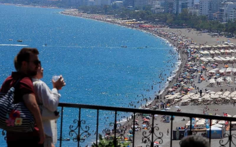 Sezon Erken Açıldı: Antalya Konyaaltı Sahili Ziyaretçi Akınına Uğradı