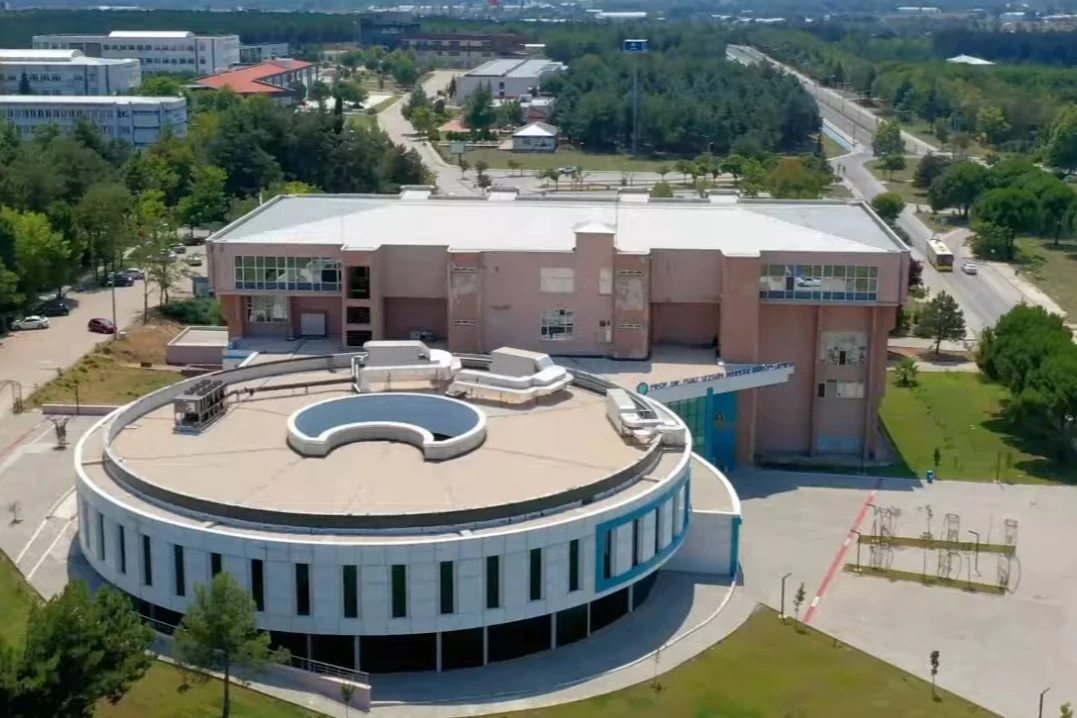 TBMM Başkanı Numan Kurtulmuş’un Bursa Uludağ Üniversitesi’ndeki programı öncesinde, üniversite bünyesinde İŞKUR projeleri kapsamında çalışan öğrencilere yönelik yapılan katılım bilgilendirmesi tartışmalara neden oldu.