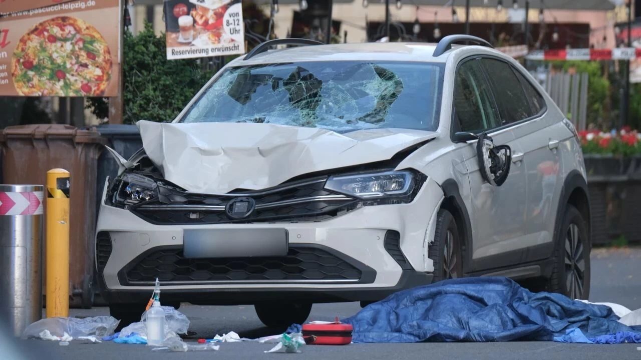 Almanya’da araç kalabalığa daldı: 2 ölü, 8 yaralı