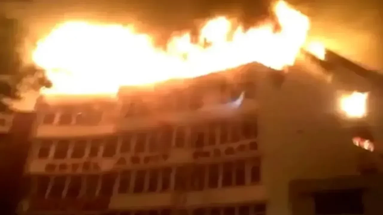 Yeni Delhi’deki otel yangını faciaya dönüştü