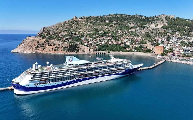 Alanya Limanı’na Lüks Kruvaziyer Demir Attı